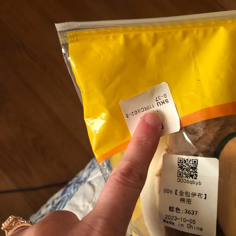 Pokémon Eevee plush slippers - Picture 7 of 8